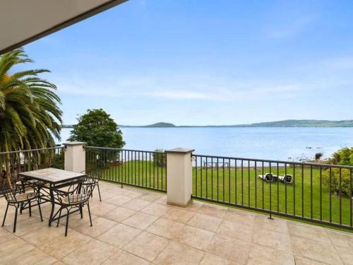 Kawaha Point House | Tatai Lake Edge - 4 Bed Rotorua Lakefront