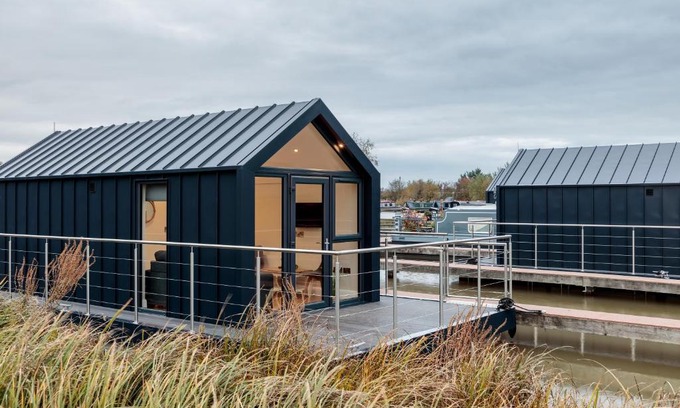 Huxley Apartment | Tattenhall Marina Floating Pods