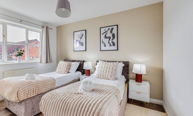 Bletchley House | Tattenhoe House Great Location Free Parking Smart TV Garden