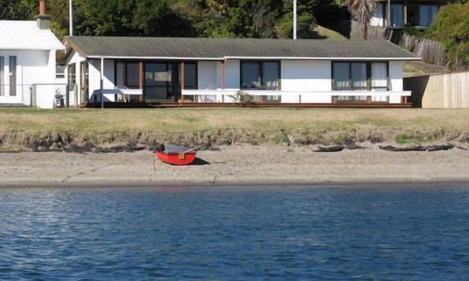 Hilltop House | Taupo Central, Lake Front, Hot Water Beach.
