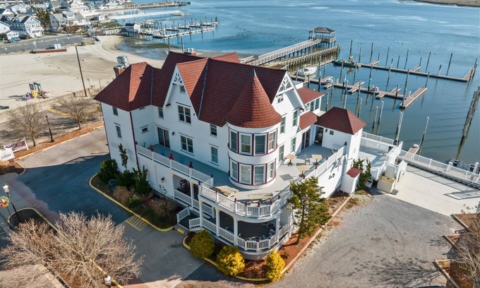 Somers Point House | TAVERN ON THE BAY HOTEL- Lucky Luciano Suite