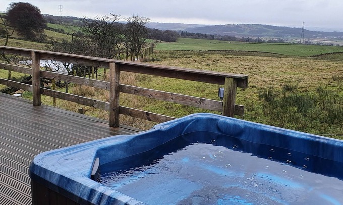 Fintry Cabin | Tay Lodge 3 bedroom 2 bathroom with stunning views and hot tub