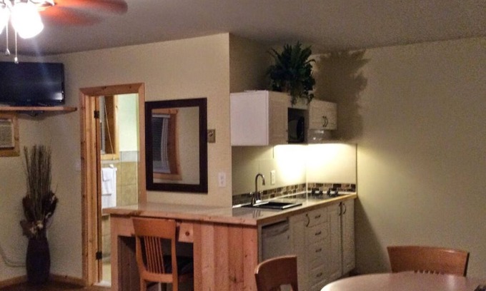 Waubaushene Hotel | Tay Motel