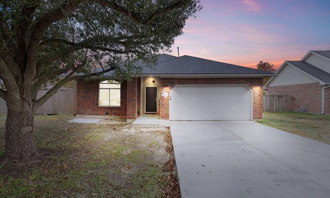 Taylor House | Taylor Rodeo, Jacuzzi, Spacious Yard, Games, 5.6 miles 9 minutes drive time to Samsung Austin Semiconductor