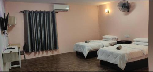 Kuala Rompin House | Tazrah roomstay (1 queen or 2 twin super single room)