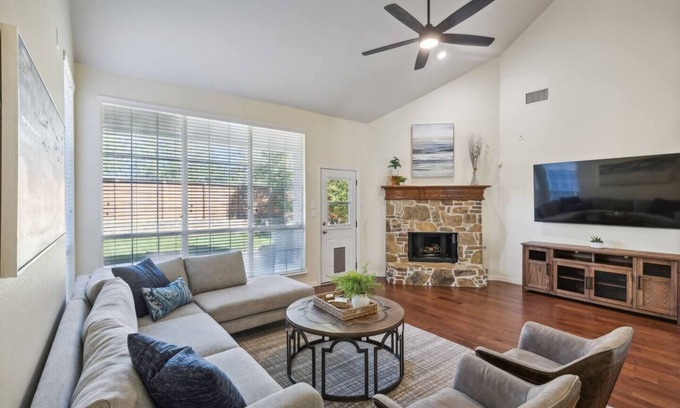 Lantana House | TCH - Cozy 4bd/2.5ba home in Lantana w/workspace