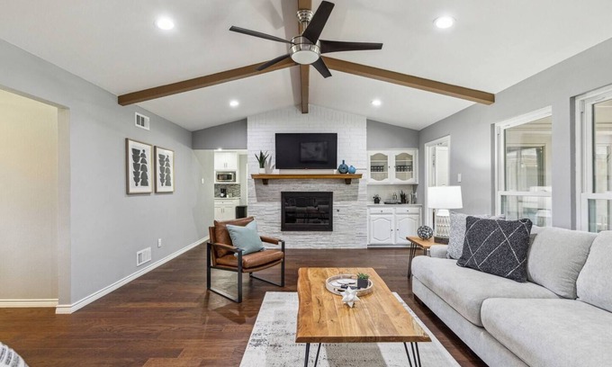 Richardson House | TCH - Spacious 4bd/2.5ba in Richardson w/Workspace