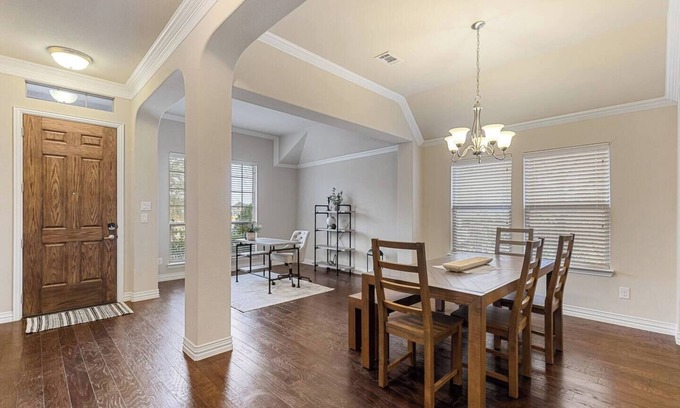 Roanoke House | TCH - Spacious 4bd/2ba in Roanoke w/Office&Garage