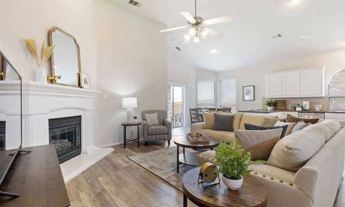 Keller House | TCH - Spacious 4bd/2ba in Fort Worth w/Workspace