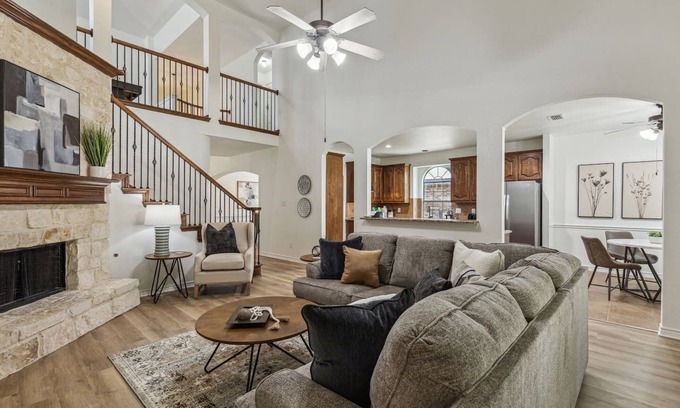 Keller House | TCH - Spacious 5bd/3.5ba in Fort Worth with Office