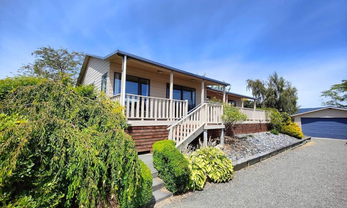 Te Anau House | Te Anau Mountain Views