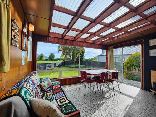 Te Anau House | Te Anau Retro Retreat