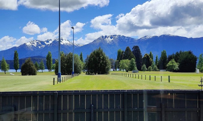 Te Anau House | Te Anau Retro Retreat