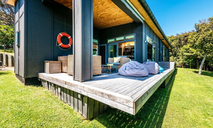 Ostend House | Te Kohanga (The Nest) with spa and FREE use of car*