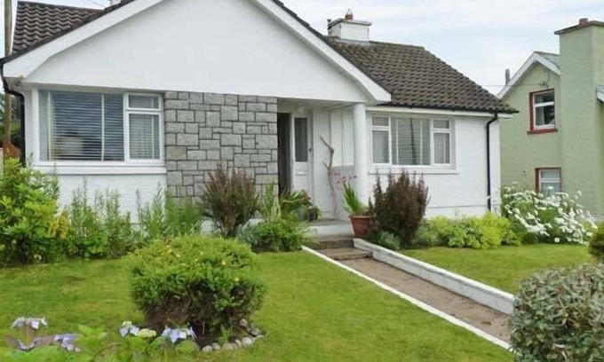 Falcarragh Cottage | TEACH ANNIE, pet friendly in Falcarragh, County Donegal