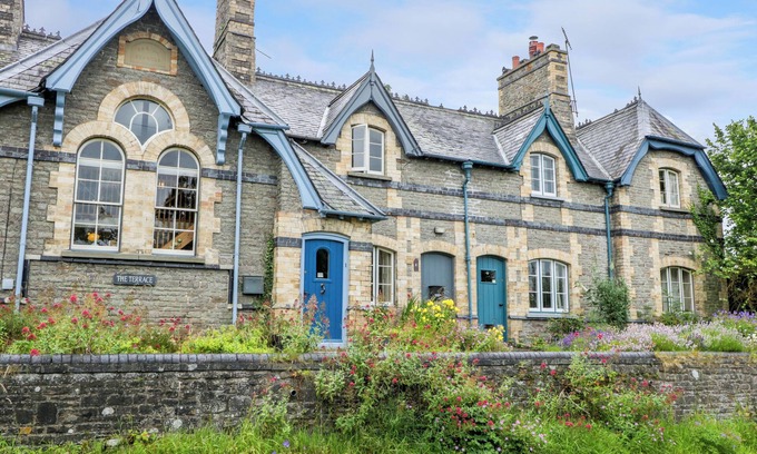 Kinnerton Cottage | TEACHER'S COTTAGE, pet friendly, with open fire in Presteigne