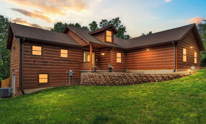 Kirbyville Cabin | Teal’s Treasure | Secluded Lakeside Cabin for 8, Pet Friendly w/Private Pool!