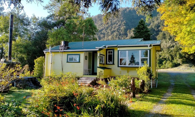 Hari Hari Cottage | Teapot Cottage (50's time-warp)
