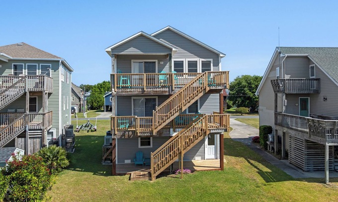 Colington Harbour House | Tech na Mara: Ensuite Bedroom | Private Boat Dock