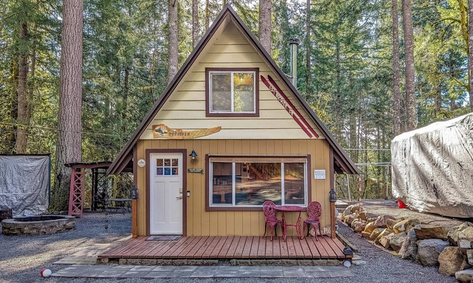 Packwood Cabin | Tee & Ski Cabin | AC, Golf, Firepit