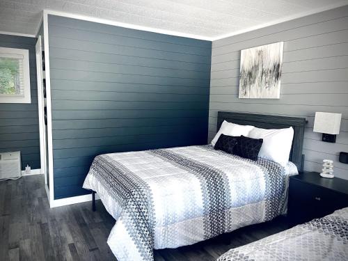 Roscommon Apartment | TeePee Room 10-Newly Renovated