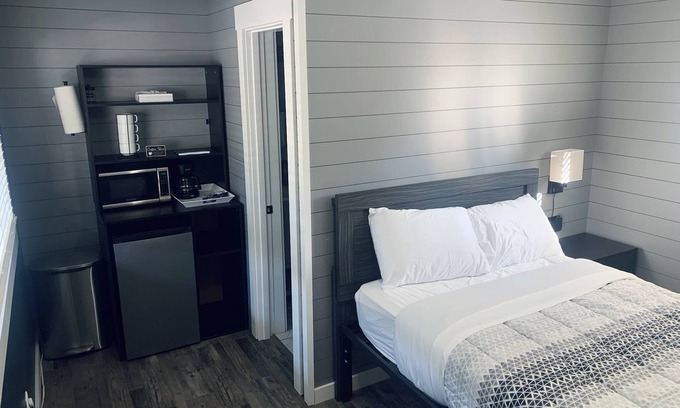 Roscommon Apartment | TeePee Room 15-Newly Renovated