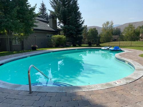 Elkhorn Village House | Teleidoscope Retreat