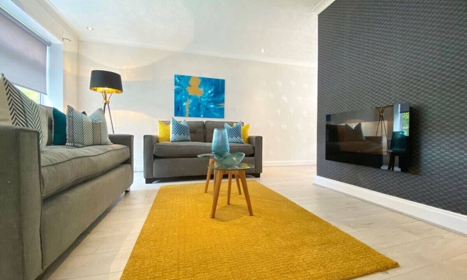 East Kilbride House | Telford House - spacious semi-detached 3 bed house