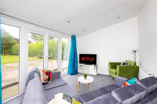 Whitkirk House | Temple by Alt-Stay - Temple Newsam 4 Bed Home Contractor and Relocation Accommodation with Ground Floor Bedroom & Bathroom, Ensuite, Kitchen, Parking, Smart TV and Wi Fi - Long Stay Ready with Weekly and Monthly Rates