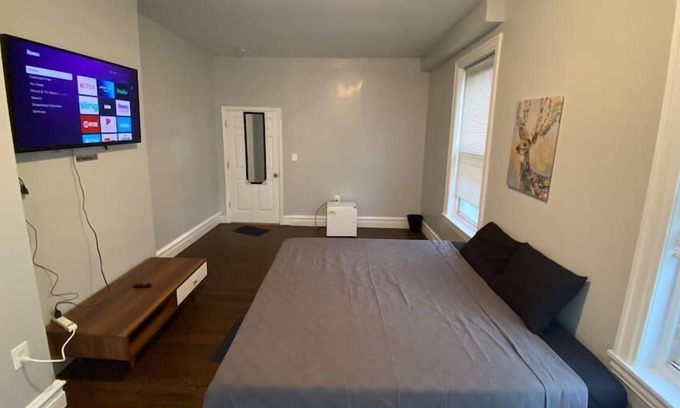 North Philadelphia West House | TEMPLE CAMPUS Private KING Room 55" SmartTV