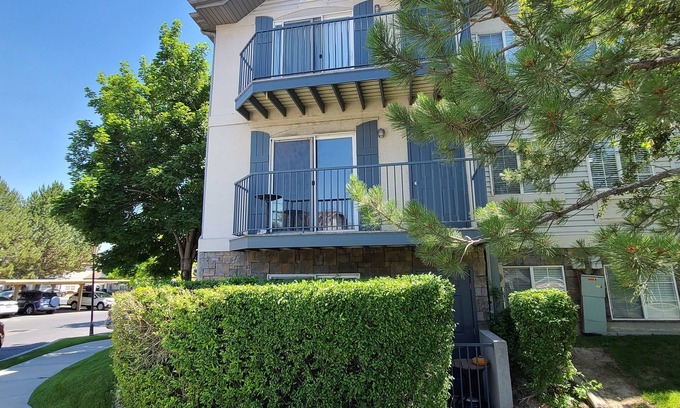 Lakeview Condo | Temple view with a pool