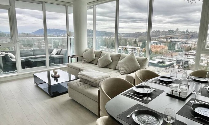 District of North Vancouver Apartment | Tempurpedic King Bed Luxury Residence/Panoramic Views/Patio/EV Parking/Gym/Sauna
