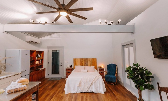 Muddy Pond Apartment | Tennessee Dream Getaway