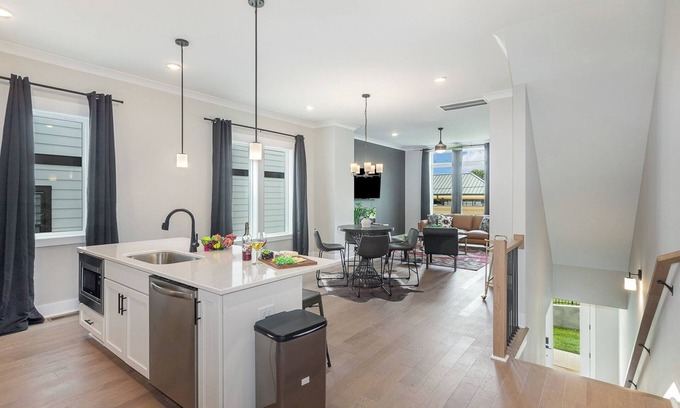 Whitebridge House | Tennessee Two Step - With 2 car garage and rooftop patio - 10 min to Broadway!