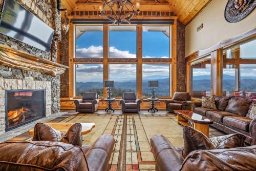 Gatlinburg - Pigeon Forge House | Tennessee Whiskey, Indoor Pool, Amazing Views, Theater Room, Hot Tub, 5 Star Luxury!