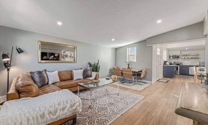 Regis House | Tennyson Boho Stay Fenced Yard Pet-Friendly