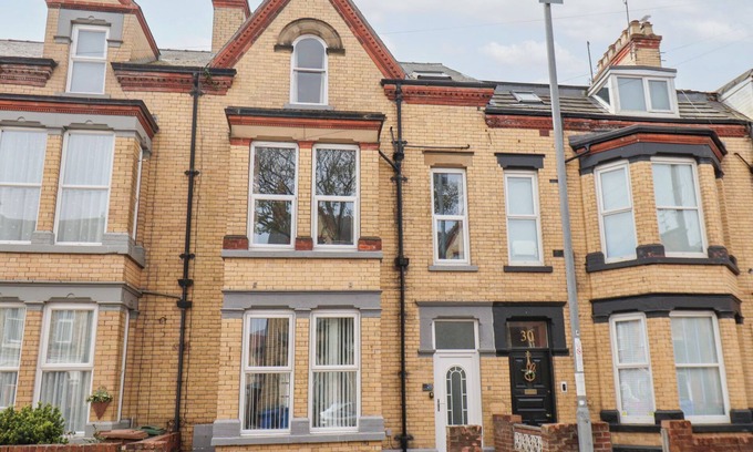 Bridlington Old Town Cottage | TENNYSON GRANGE, pet friendly, with hot tub in Bridlington