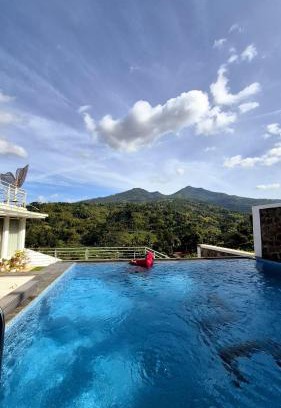 Bandung Villa | Teras Luhur Villa dengan Infinity Pool