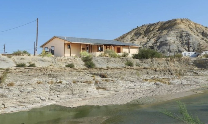 Study Butte-Terlingua House | Terlingua Creek Porch House: On Terlingua Creek