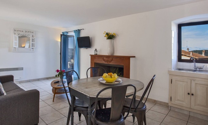 Calenzana Apartment | Terra appart climatisé ambiance village paisible tous commerces à pied