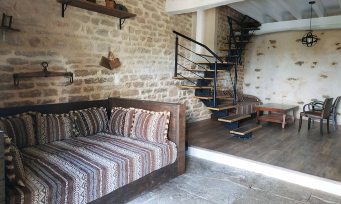 Sombernon House | Terra loft gîte, orchard/vegetable garden, henhouse, valley views, wine route.