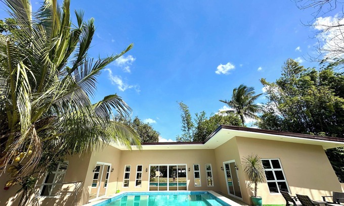Amadeo House | Terra Vascileia Queen with Pool 32 Pax capacity