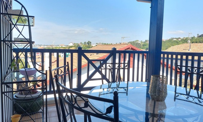 Behobie Apartment | Terraced House with Private Garden, Beach and Shops Nearby
