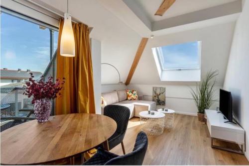 Bruckmuehl Apartment | Terralpin Apartments - Charmante DG Wohnung mit Balkon