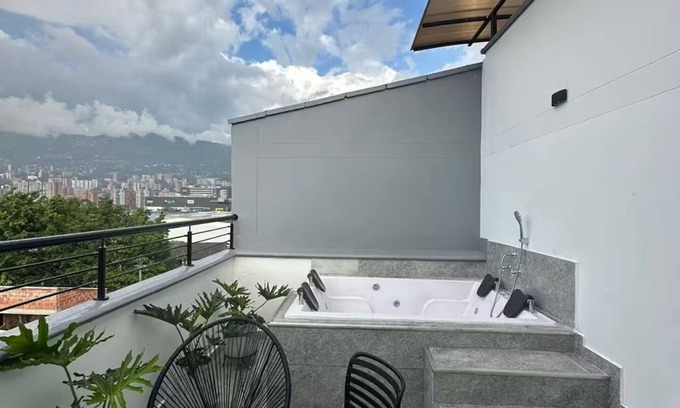 Itagui Apartment | Terraza con jacuzzi y vista increíble