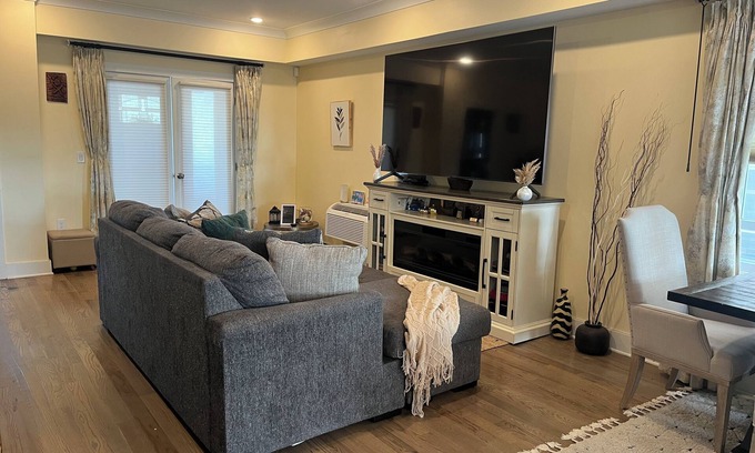 Greenville House | Terrific 3-bedroom house 20 mins away from NYC