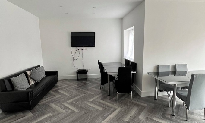 Cranbrook House | Terrific 5bedroom house with WiFi ,2 min walk to RedBridge underground station