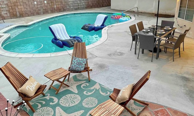 Riverside House | TESLA/EV Charger KING BED CanyonCrest Neighborhood