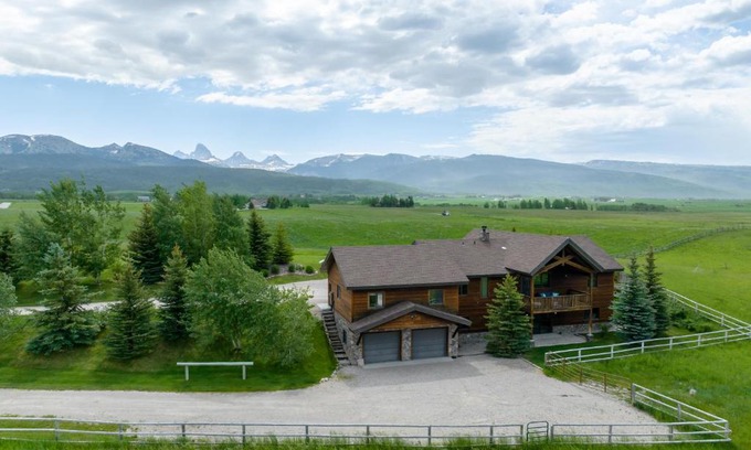 Clawson House | Teton Melody by KABINO Partial Air Conditioning Hot Tub FirePit Foosball Telescope Games WiFi Grill Mtn Views