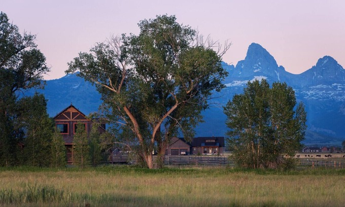Tetonia House | Tetonia Lodge | Postcard views, fireplace, bunk room and big kitchen